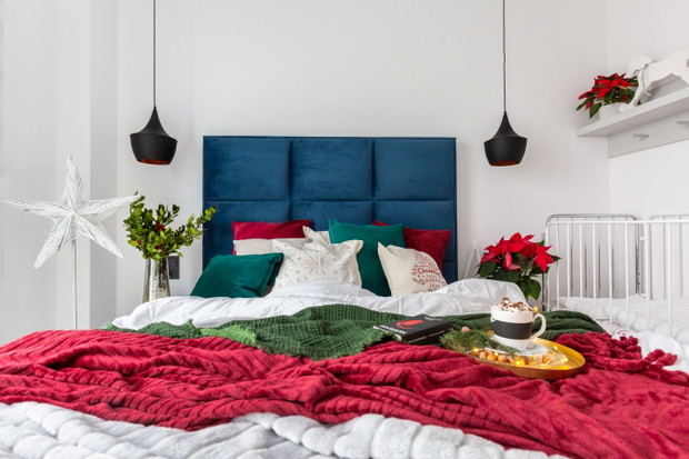 Świąteczna stylizacja kawalerki przygotowana przez Decoroom