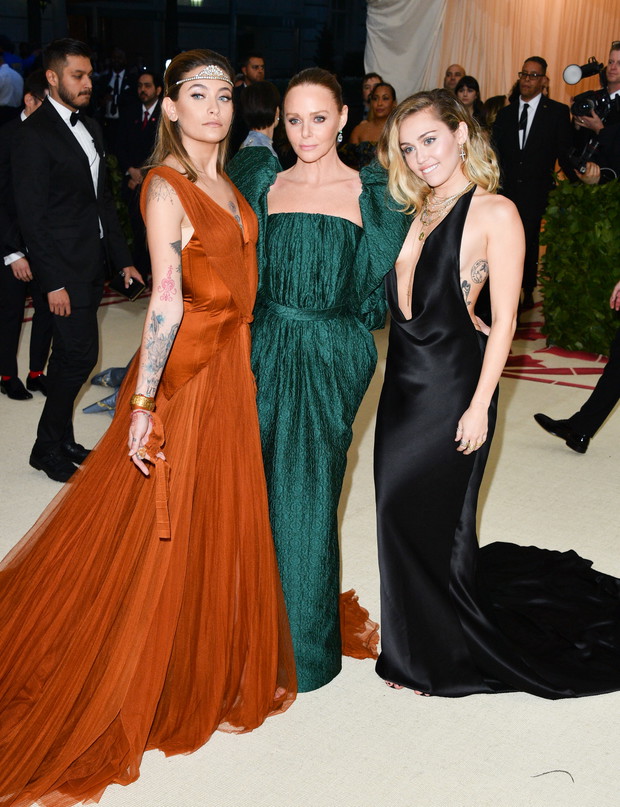 Met Gala 2018: Paris Jackson, Stella McCartney i Miley Cyrus