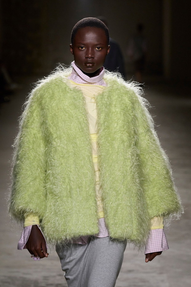 Modne swetry damskie jesień-zima 2024/2025