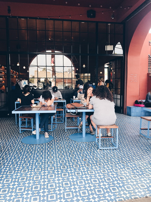 Śniadania w Los Angeles, Intelligentsia