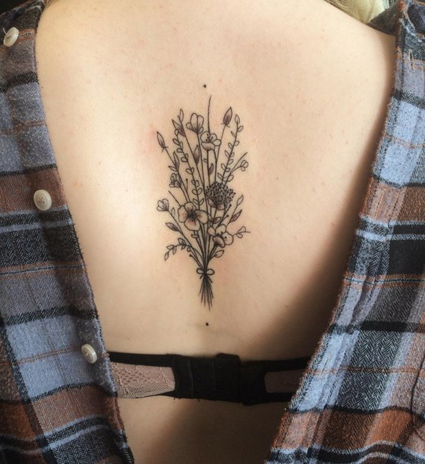 Tatuaże kwiaty, tatuaże rośliny, fot. instagram.com/alexhearntattoo