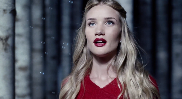Rosie Huntington-Whiteley w Krainie Czarów