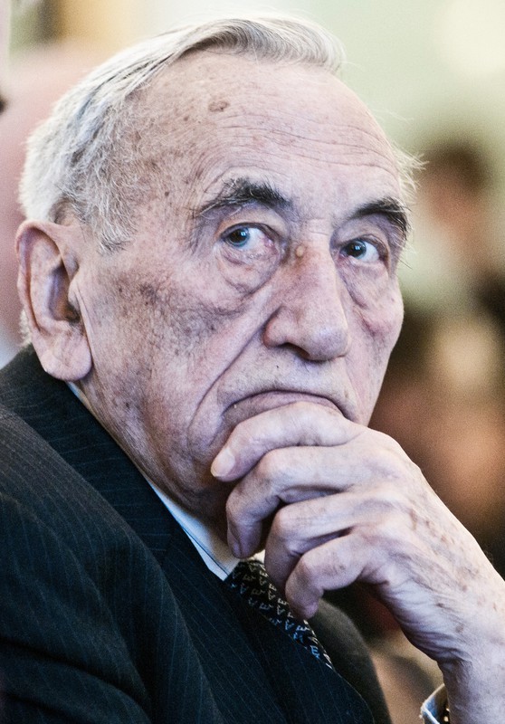 Tadeusz Mazowiecki (18.04.1927-28.10.2013), ostatni premier PRL i pierwszy premier III Rzeczypospolitej (1989–1991), współtwórca i przewodniczący Unii Demokratycznej i Unii Wolności, od 2010 doradca Pre