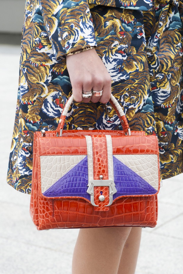Street fashion: fokus na buty i torebki