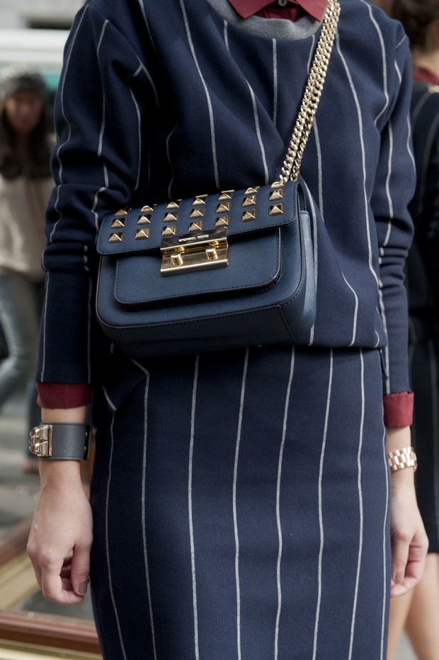 Street fashion: fokus na buty i torebki