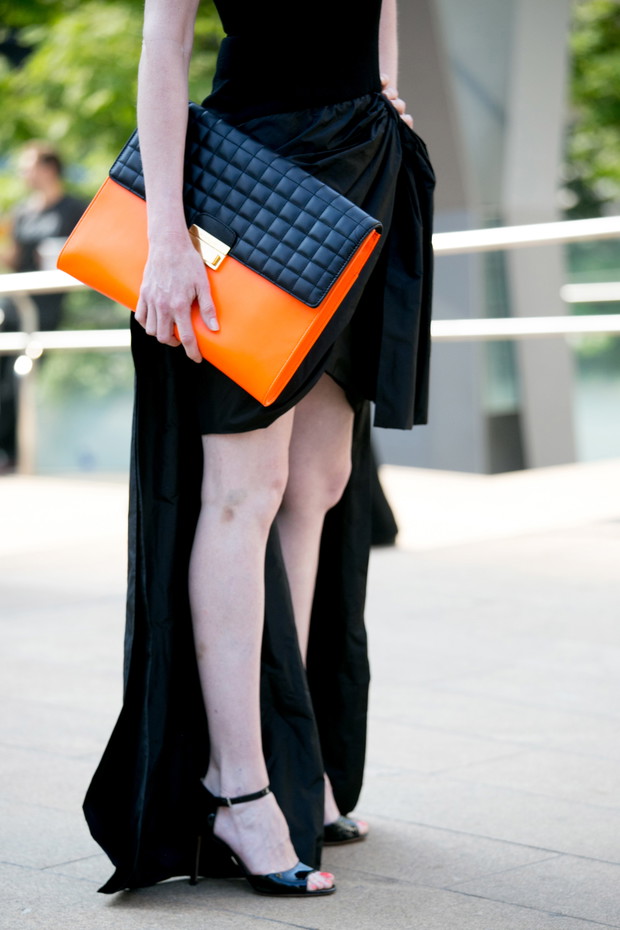Street fashion: fokus na buty i torebki