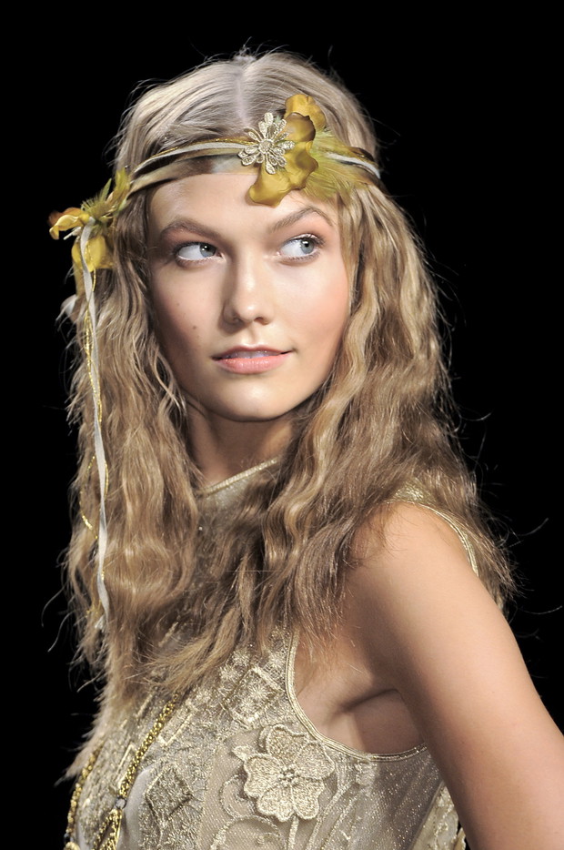 Fryzury na plażę: trendy 2014