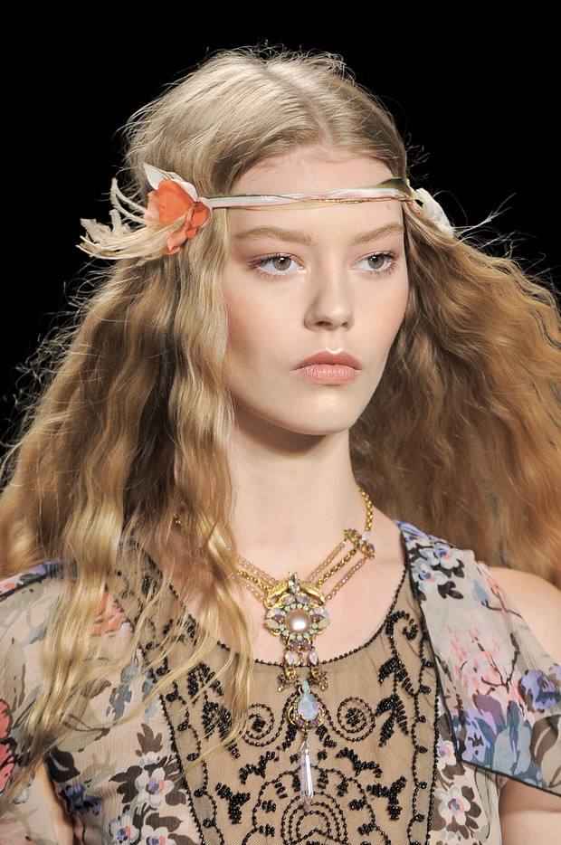 Fryzury na plażę: trendy 2014