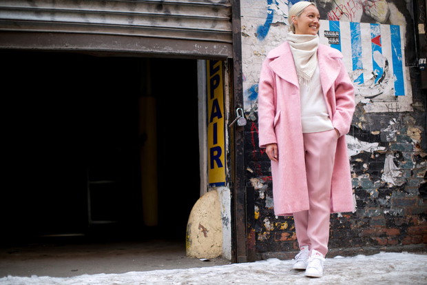 Street fashion: różowy płaszcz