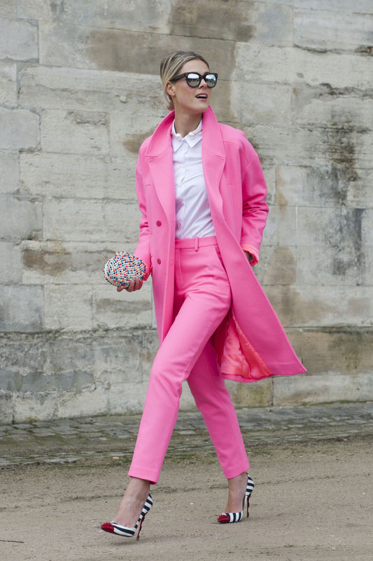 Street fashion: różowy płaszcz