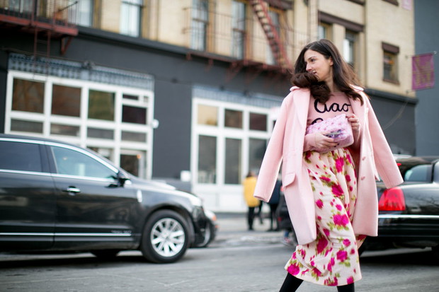 Street fashion: różowy płaszcz