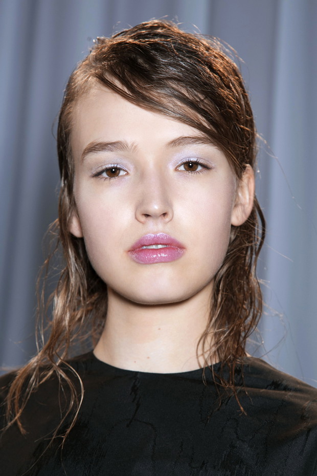 Fryzura wet look - trendy wiosna-lato 2014