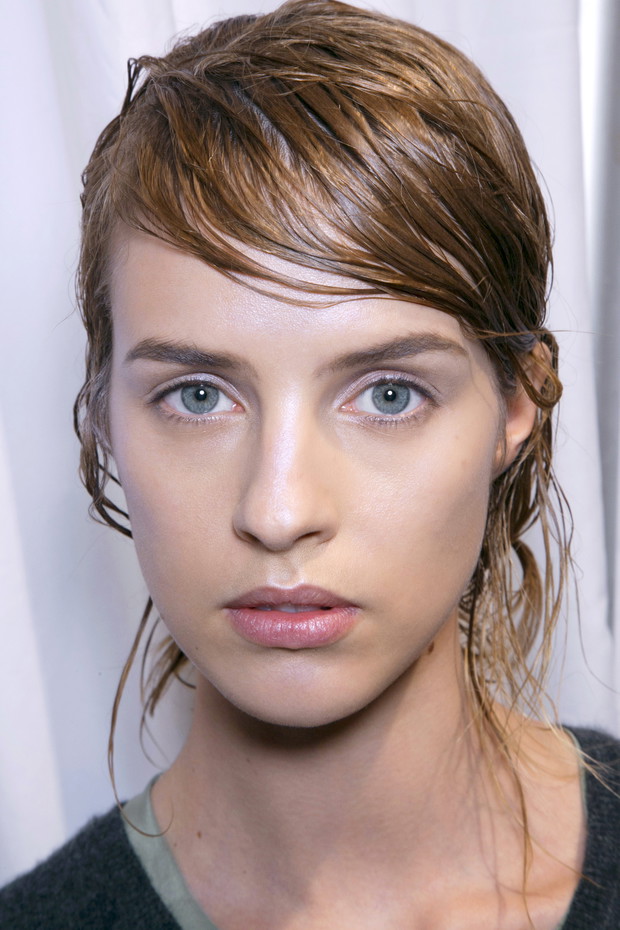 Fryzura wet look - trendy wiosna-lato 2014