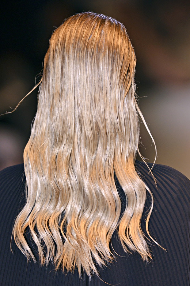 Fryzura wet look - trendy wiosna-lato 2014