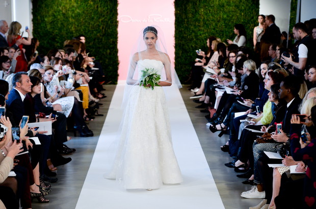 Suknie ślubne wiosna 2015: Oscar de la Renta