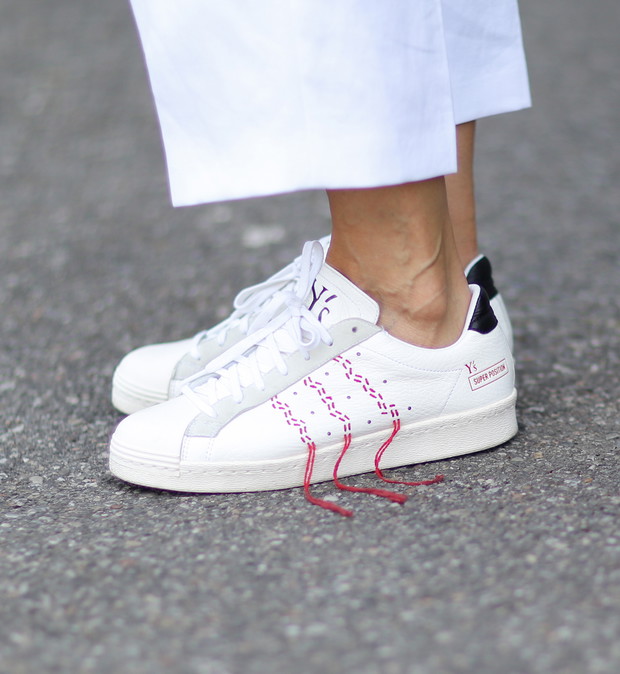 Białe buty - street fashion