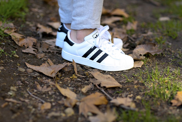 Białe buty - street fashion