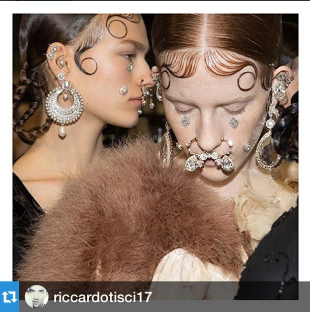 Orientalna biżuteria na pokazie Givenchy, https://instagram.com/magdalena_jasek/