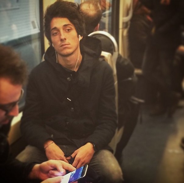 Instagram: przystojni Francuzi w metrze