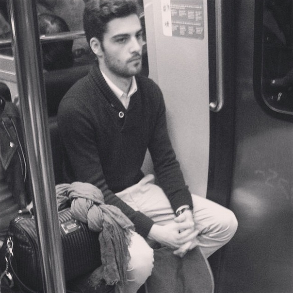 Instagram: przystojni Francuzi w metrze