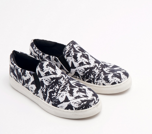 Modne buty na lato: trampki typu slip on