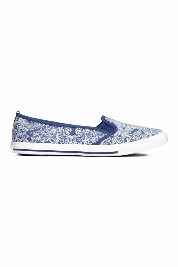Modne buty na lato: trampki typu slip on