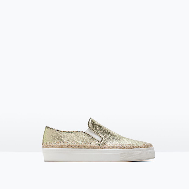 Modne buty na lato: trampki typu slip on