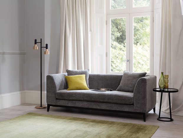 Ciemna sofa w salonie