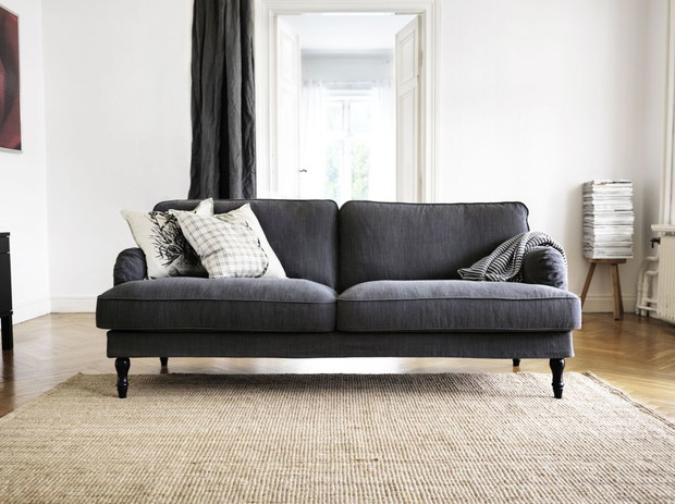 Ciemna sofa w salonie
