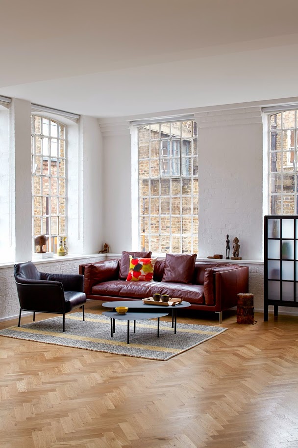 Ciemna sofa w salonie
