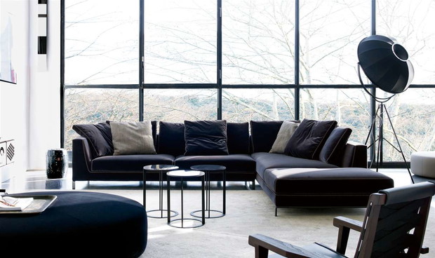 Ciemna sofa w salonie