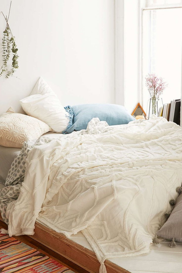 Sypialnia w neutralnych kolorach