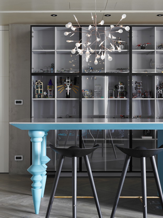 Wnętrze tygodnia: beton, błękit i design - apartament pełen kontrastów