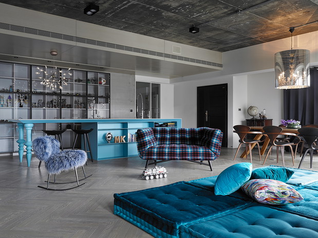 Wnętrze tygodnia: beton, błękit i design - apartament pełen kontrastów