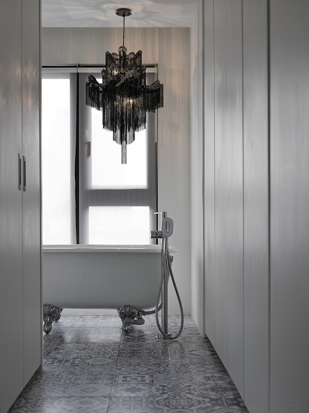 Wnętrze tygodnia: beton, błękit i design - apartament pełen kontrastów