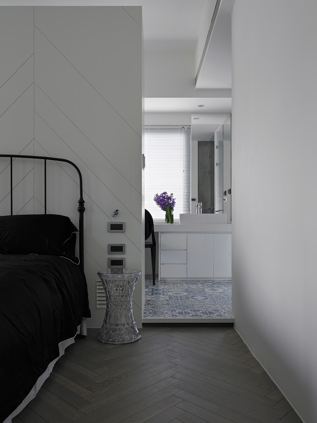 Wnętrze tygodnia: beton, błękit i design - apartament pełen kontrastów