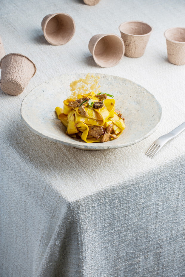 Makaron pappardelle z cielęciną mleczną i chipsami z oscypka. autor: Tomasz Trąbski fot. Krzysztof Kozanowski
