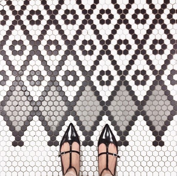 #selfeet - nowy trend na Instagramie z podłogą w roli głównej
