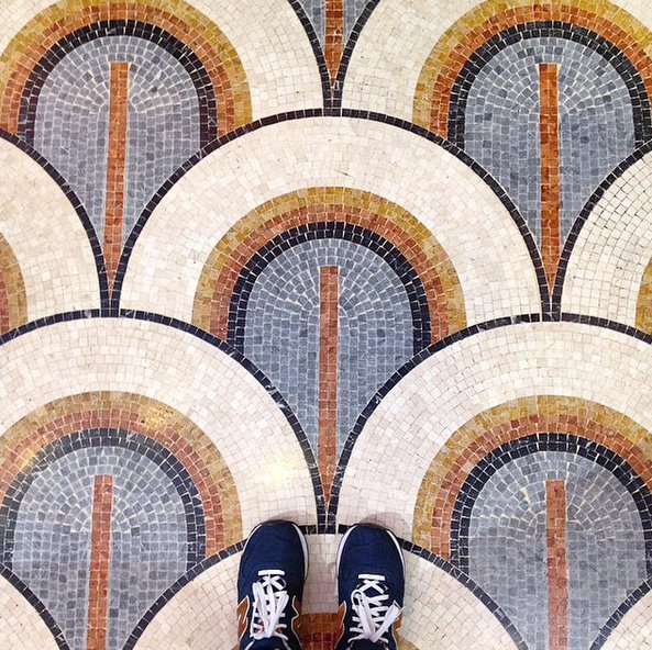 #selfeet - nowy trend na Instagramie z podłogą w roli głównej
