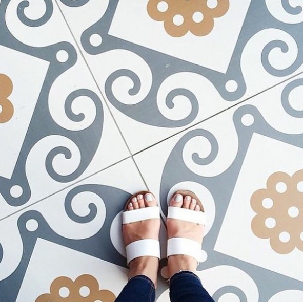 #selfeet - nowy trend na Instagramie z podłogą w roli głównej