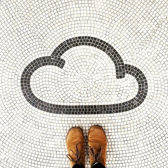 #selfeet - nowy trend na Instagramie z podłogą w roli głównej