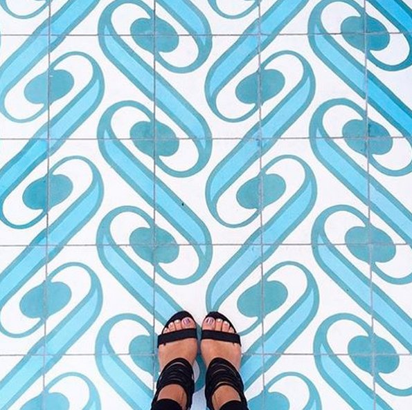 #selfeet - nowy trend na Instagramie z podłogą w roli głównej