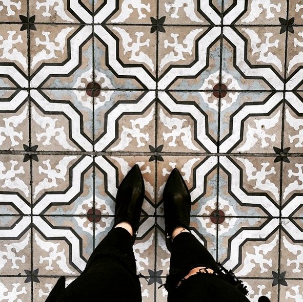 #selfeet - nowy trend na Instagramie z podłogą w roli głównej