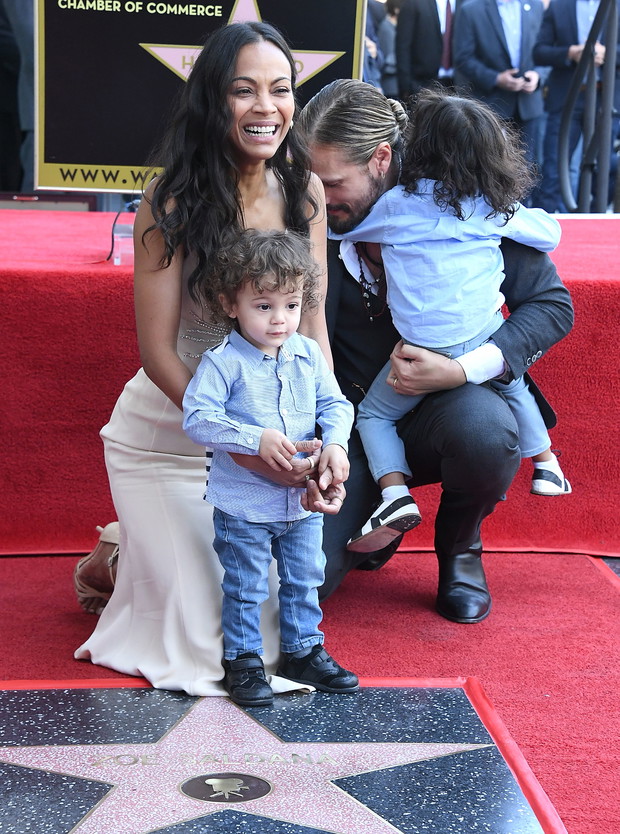Zoe Saldana, Marco Perego i trójka ich dzieci na ceremonii odsłonięcia gwiazdy na Hollywood Walk of Fame, 3