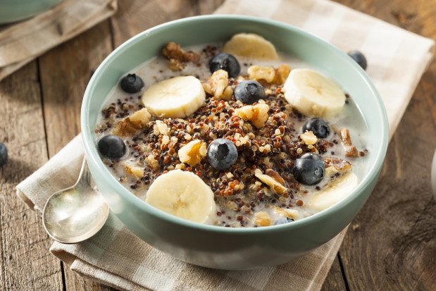 Dieta na płaski brzuch, fot. Fotolia10. Quinoa Nie bez powodu kasza quinoa uważana jest za superfood. To prawdziwa bomba energetyczna, która posiada o wiele więcej błonnika niż inne zboża. Komosa ryżowa to także źródło zbawiennych dla figury witamin z g