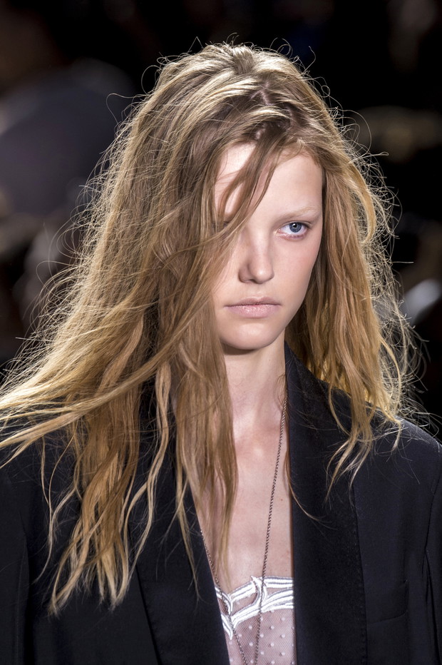 Długie włosy w rockowej wersji, pokaz Alexander Wang