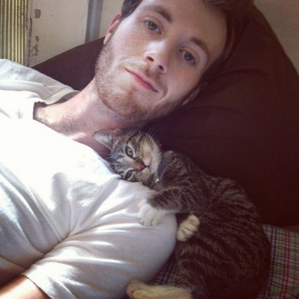 #HotDudesWithKittens - kolejny profil, który podbija Instagram