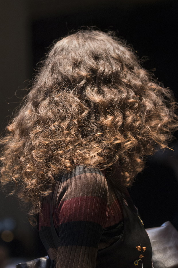 Kręcone włosy w stylu lat 90., pokaz Acne