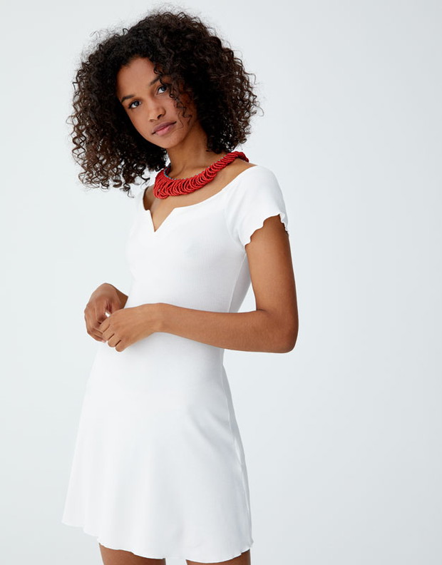 Biała sukienka Pull & Bear
