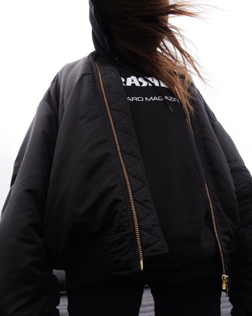 Kurtka bomber w social mediach trendy 2016